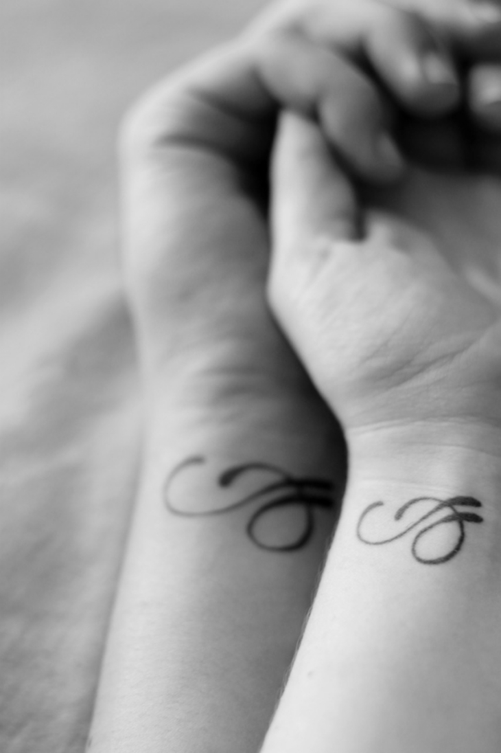 petit tatouage discret original couple initiales