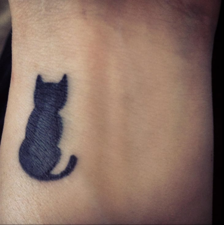 petit tatouage discret-original-femme-chat-noir
