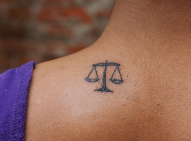 petit tatouage discret épaule signe-astrologique-balance