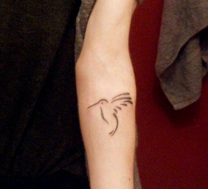 petit-tatouage-femme-avant-bras-colibri-vol