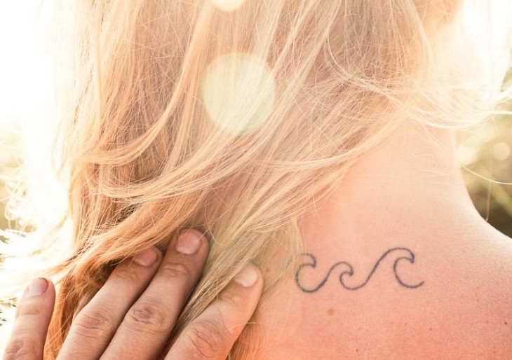 petit tatouage nuque femme original vagues-stylisées