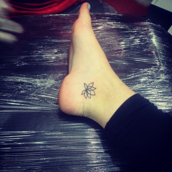 petit-tatouage-original-discret-femme-fleur-lotus