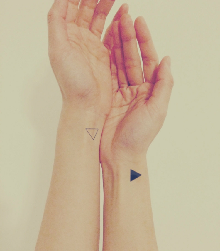 petit-tatouage-pignets-triangles