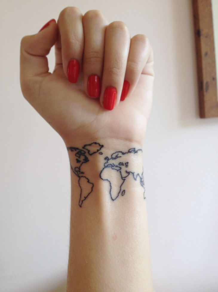 petit tatouage poignet femme carte-monde