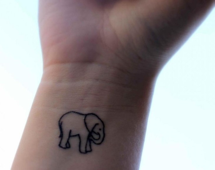 petit tatouage poignet femme homme-éléphant