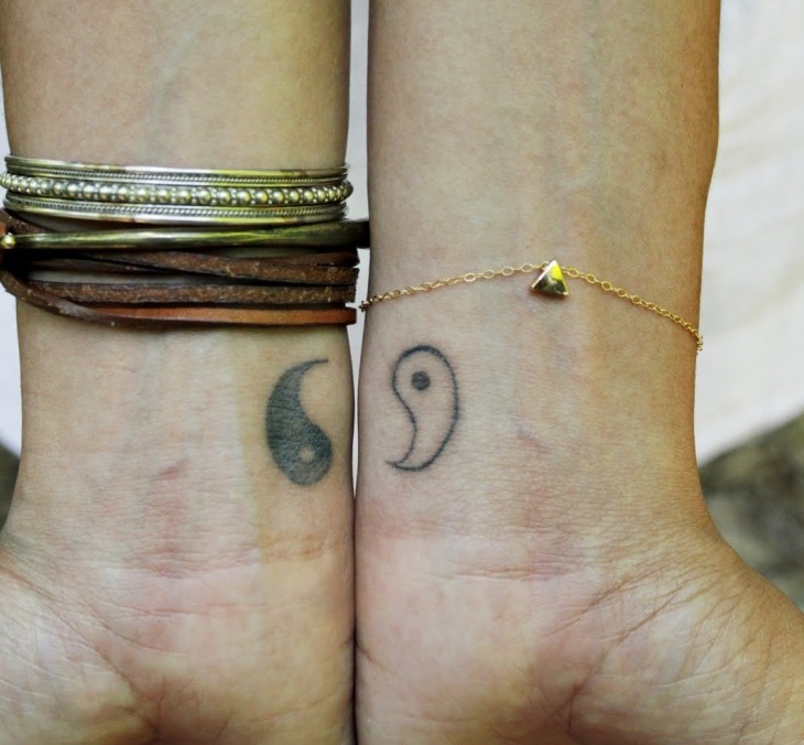 petit-tatouage-poignets-femme-sumbole-yin-yang