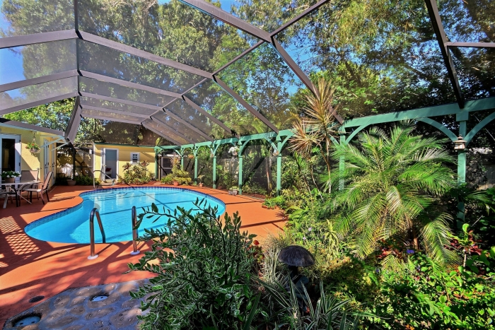 piscine extérieure couverte forme-haricot-jardin-hiver