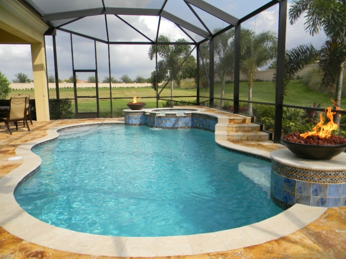 piscine extérieure couverte forme-irrégulière-vasques-feu