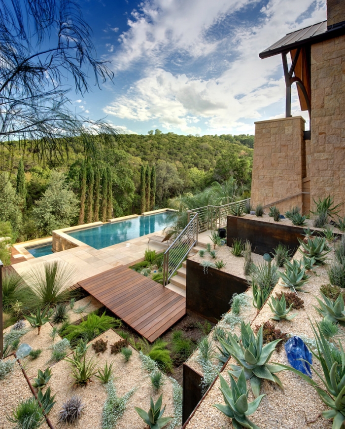 piscine-extérieure-deux-niveaux-jardin-rocaille-plantes-grasses
