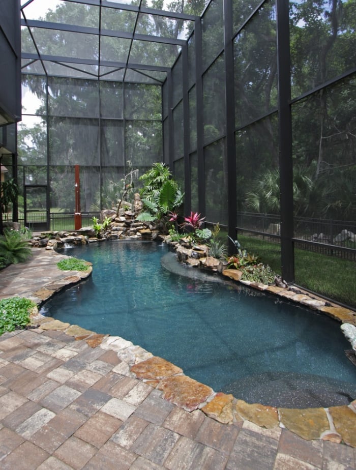 piscine extérieure encastrée couverte pierre plantes