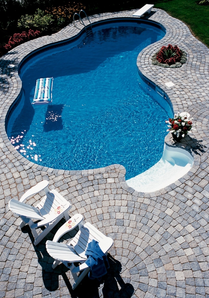 piscine extérieure luxe forme extraordinaire-pavés-chaises