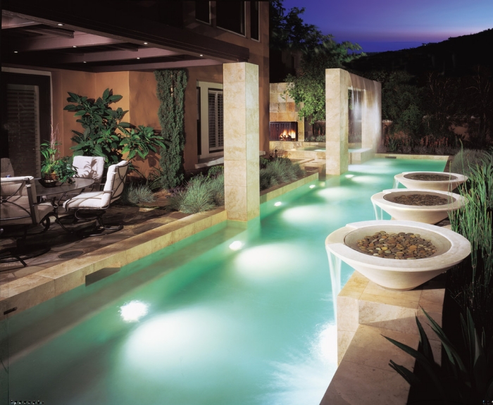 piscine extérieure luxe longue-étroite-cascades-eau
