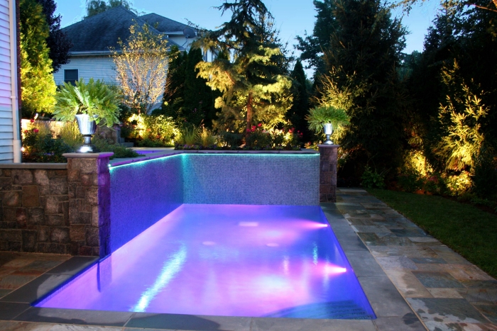 piscine-extérieure-luxe-rectangulaire-marches-angle-éclairage-LED
