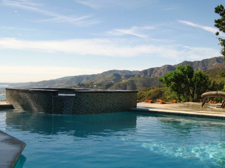 Piscine de jardin 25 idées avec une touche méditerranéenne Piscine mosaïque blanc aux côtés