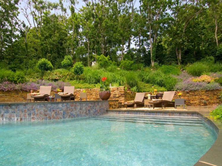 piscine de jardin méditerranéenne-carreaux-ciment-muret-pierre