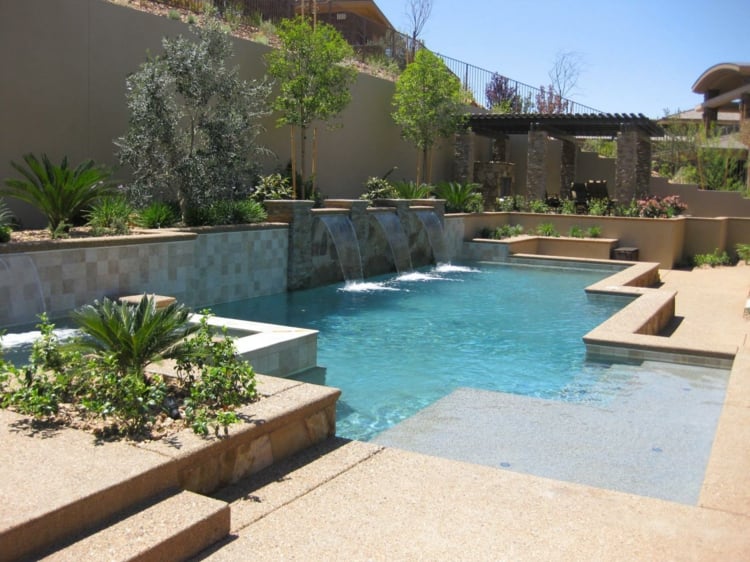 piscine-jardin-méditerranéenne-carreaux-terre-cuite-cascades