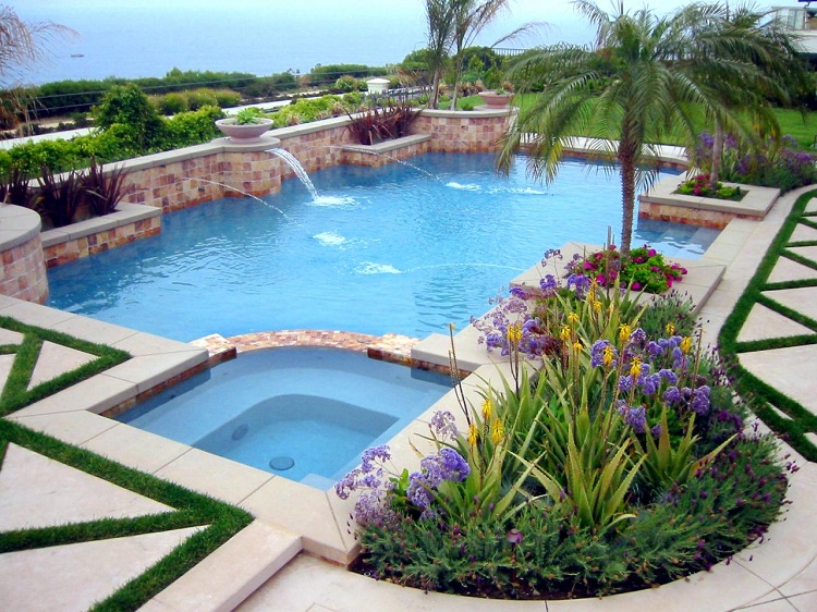 piscine-jardin-méditerranéenne-cascades-palmiers-fleurs