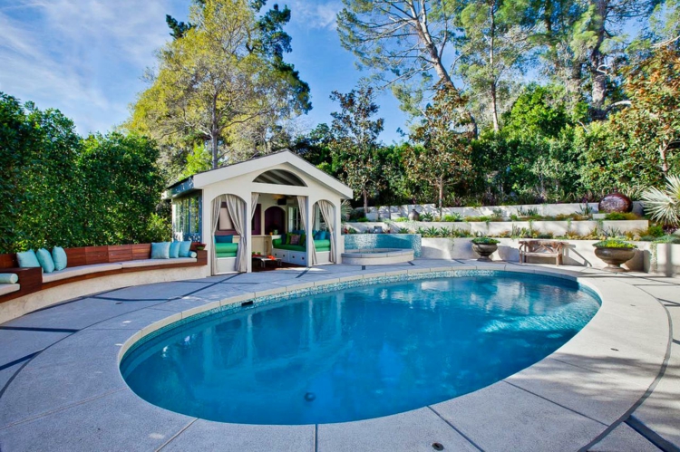 piscine de jardin méditerranéenne-ovale-pavillon-luxe
