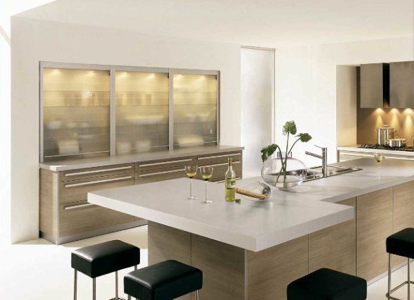 plan-de-cuisine-granit-armoires-bel-eclairage-tabout-bar-ilot-central
