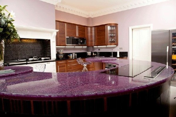 plan-de-travail-cuisine-couleur-violette-armoires-bois