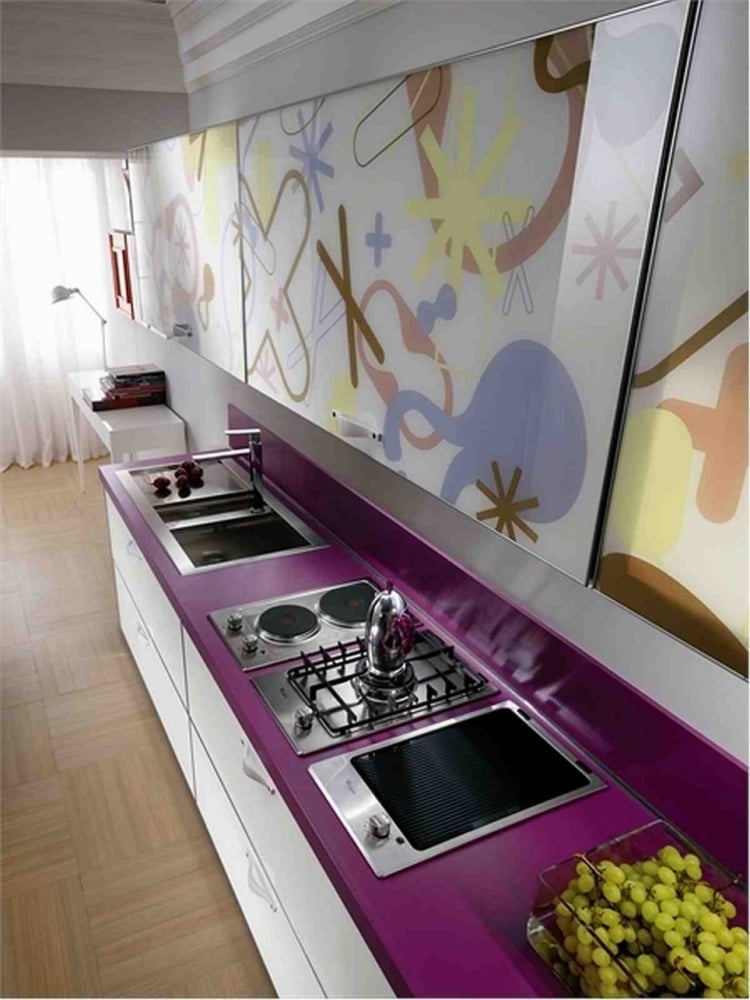 plan-de-travail-cuisine-couleur-violette-deco-murale