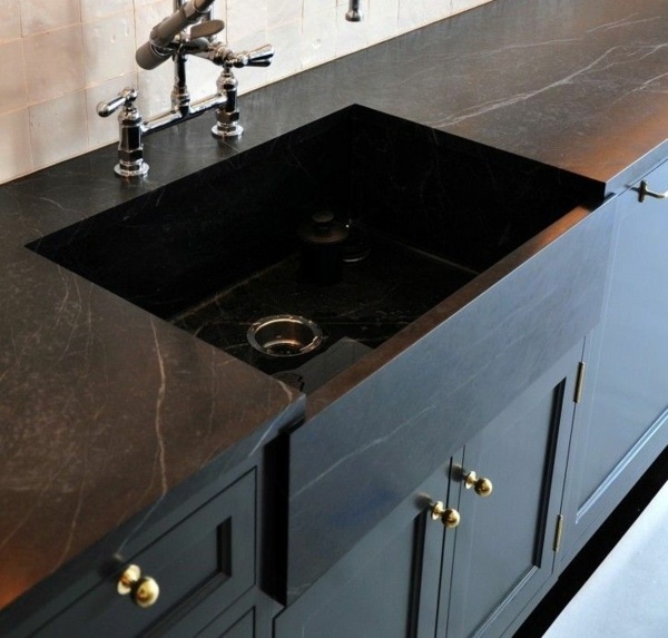 plan-de-travail-cuisine-granit-noir-armoires-rangement-lavabo