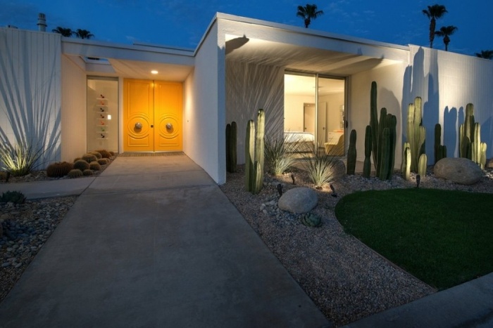 porte-entrée-jaune-résidence-luxe-blanche-jardin-cactus