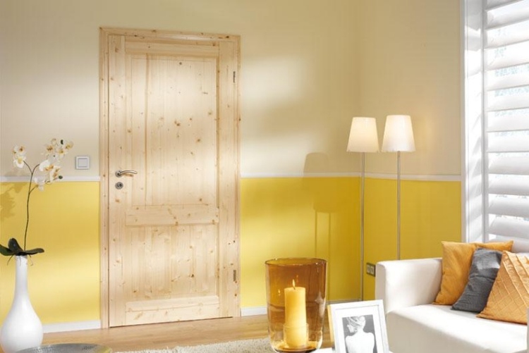 porte-intérieure-bois-massif-clair-mur-jaune-crème