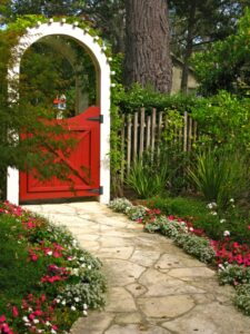 portillon-jardin-bois-rouge-arche-allée