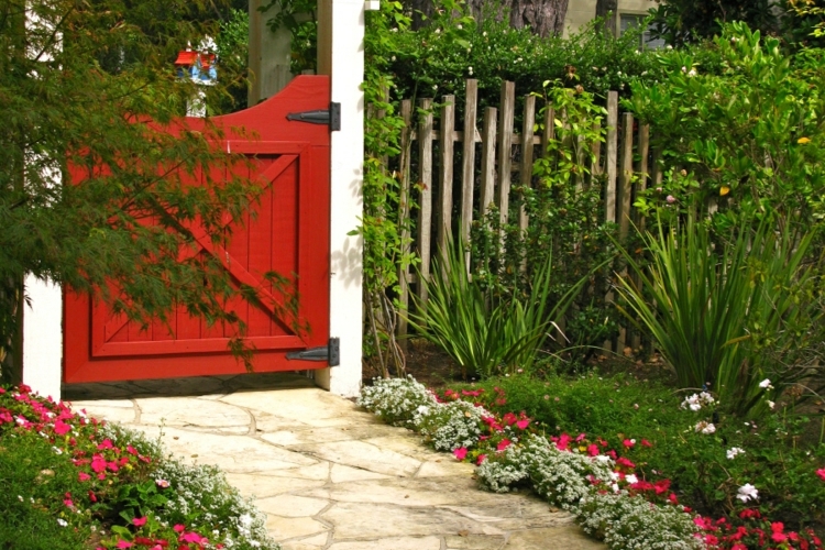 portillon-jardin-bois-rouge-arche-allée