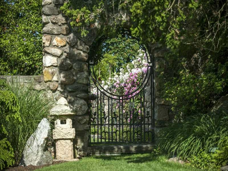 portillon-jardin-métallique-clôture-pierre-plantes-grimpantes portillon de jardin