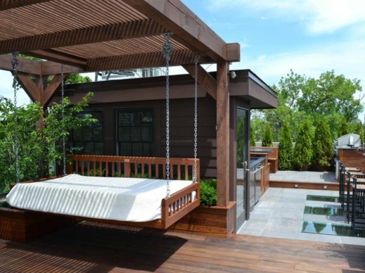 protection-solaire-auvent-bois-lit-suspendu-terrasse