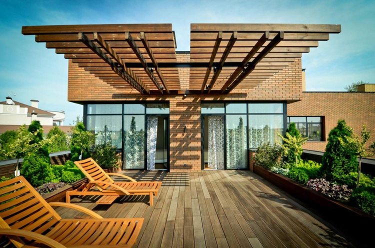 protection-solaire-auvent-bois-toiture-terrasse-chaises-longues