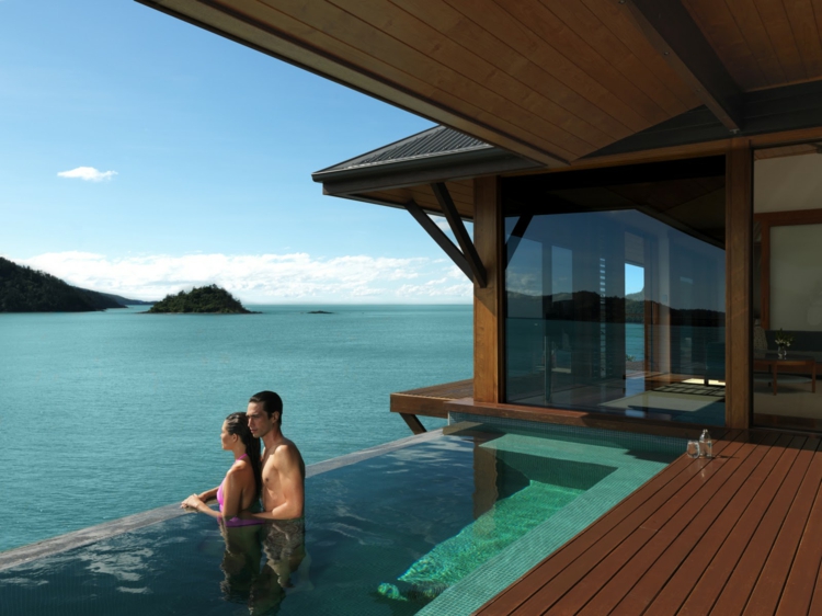 protection-solaire-piscine-débordement-terrasse-auvent-bois