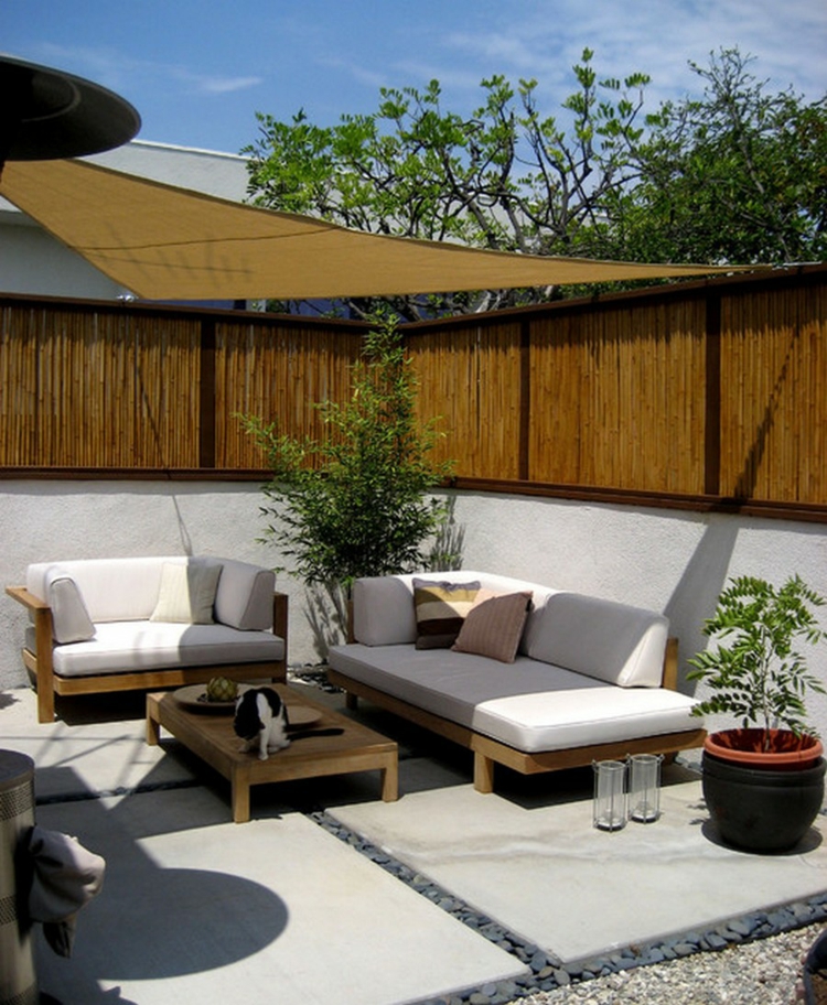 protection-solaire-voile-ombrage-beige-canapés-table-bois