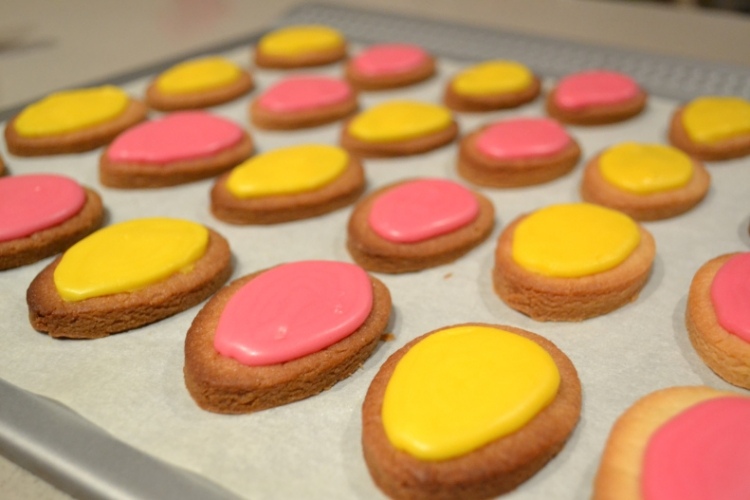 recette-paques-biscuits-dorés-glaçage-jaune-rose