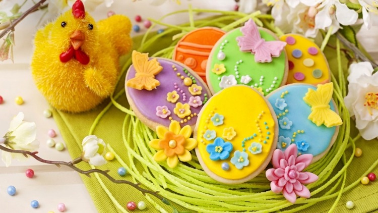 recette-paques-biscuits-glaçage-motifs-floraux-papillons