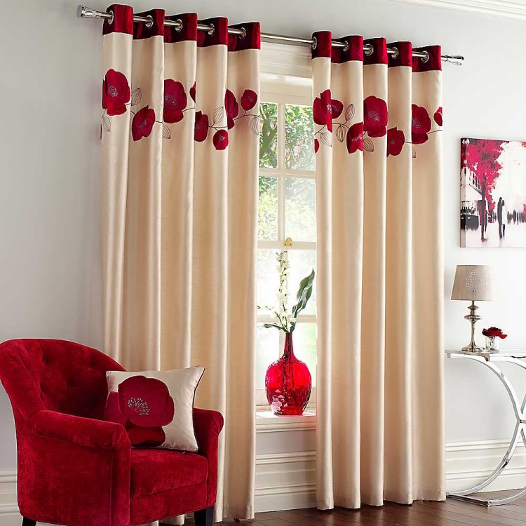 rideaux occultants beiges pavots rouges fauteuil coussin