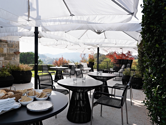 salon-jardin-design-italien-alu-noir-parasols-blancs