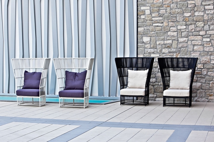 salon-jardin-design-italien-fauteuils-Tibidabo-blanc-noir-piscine