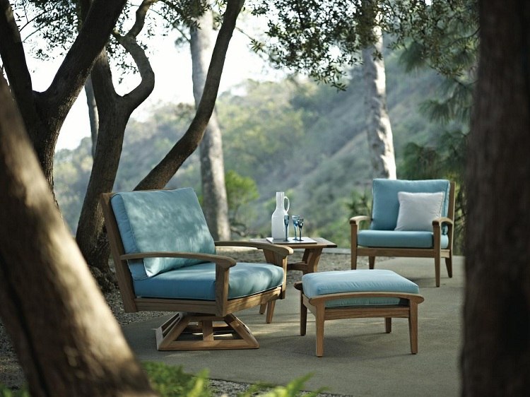 salon-jardin-teck-fauteuil-ottoman-coussins-bleus