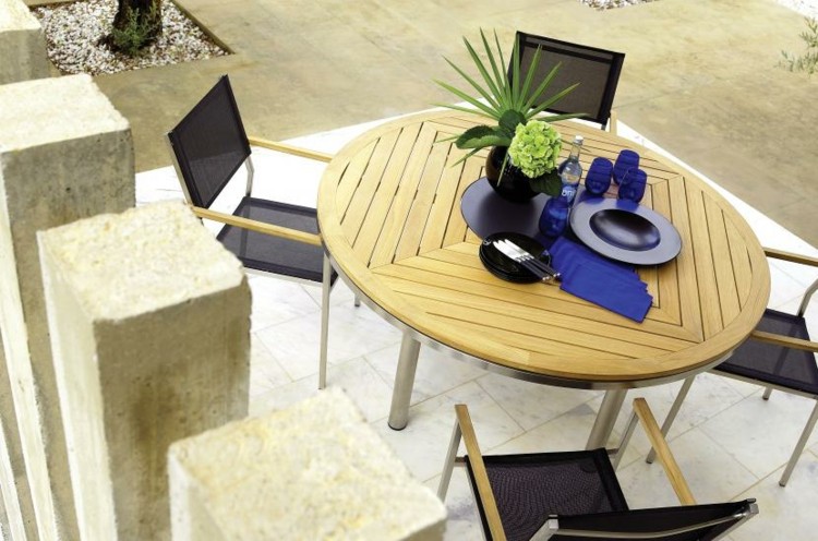 salon-jardin-teck-table-ronde-chaises-métalliques salon de jardin en teck