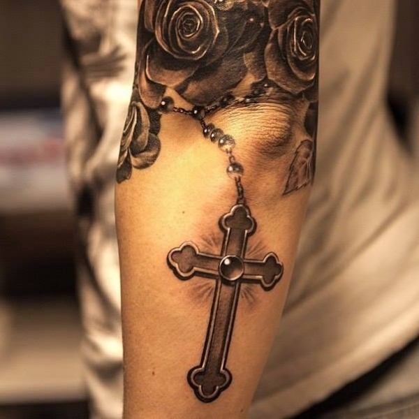 tatouage-avant-bras-3d-croix-roses