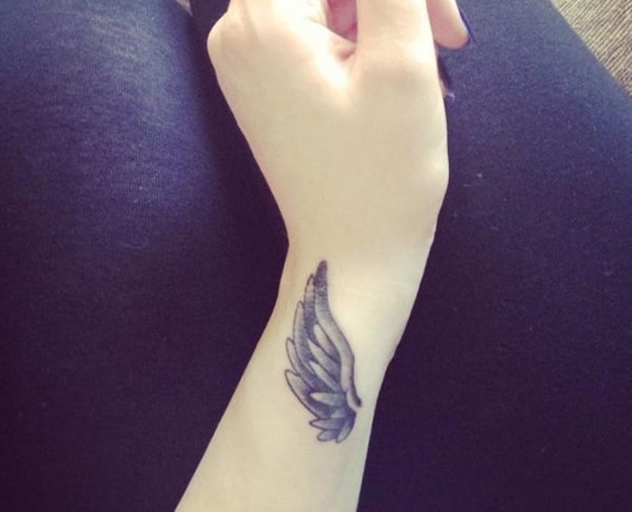 tatouage-avant-bras-aile-ange-poignet