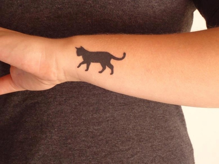 tatouage-avant-bras-chat-noir
