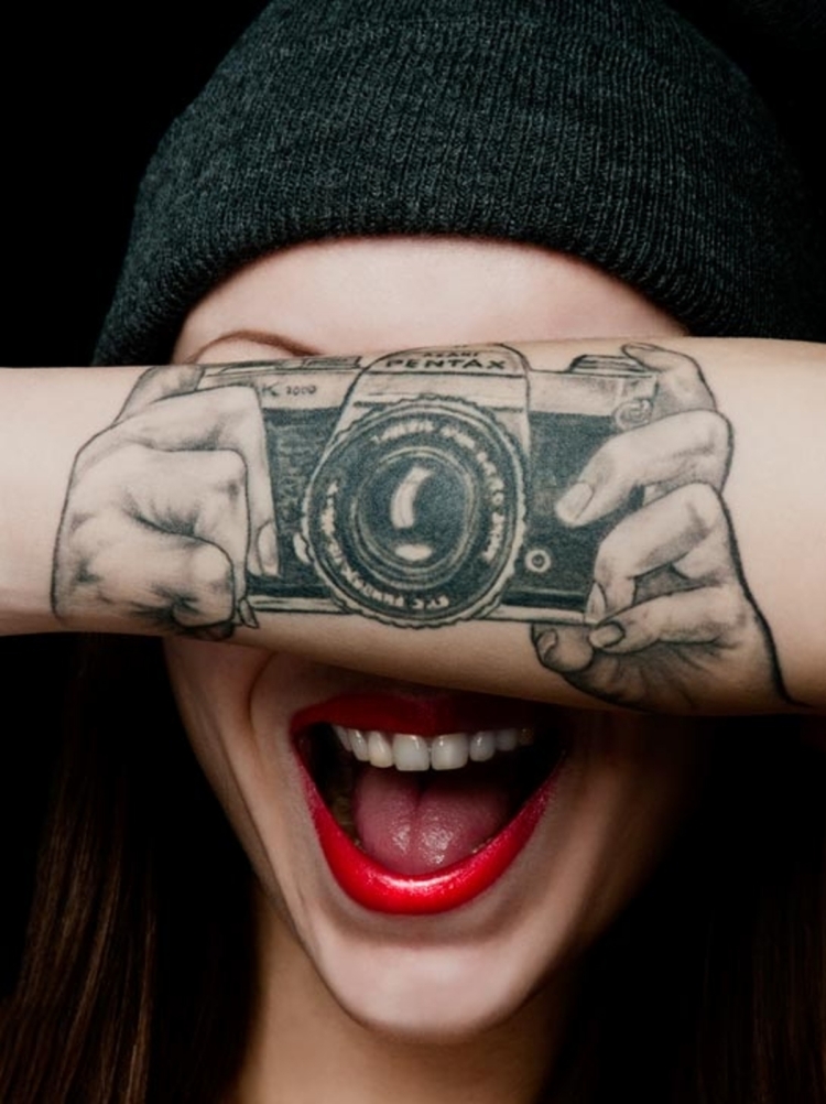tatouage-avant-bras-femme-créatif-appareil-photo