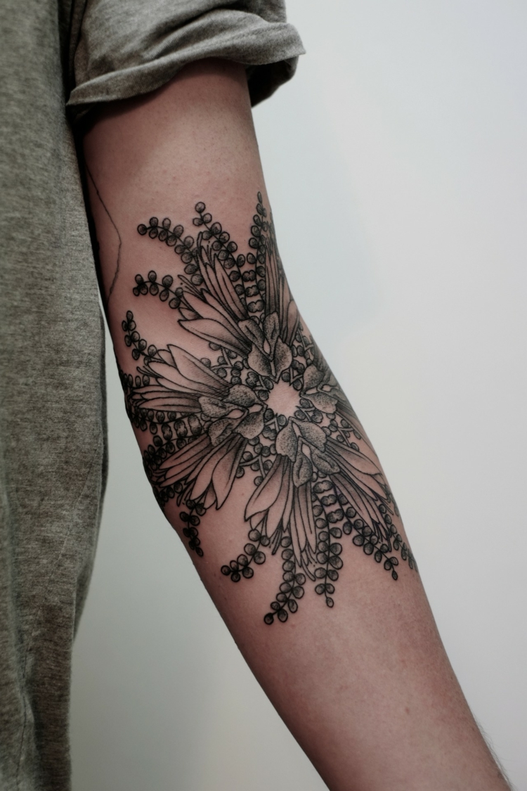 tatouage-avant-bras-fleur-noire-originale