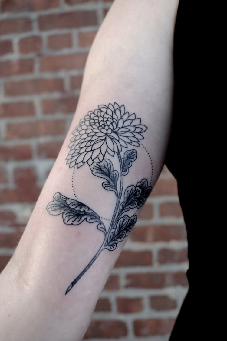 tatouage-avant-bras-fleur-soleil