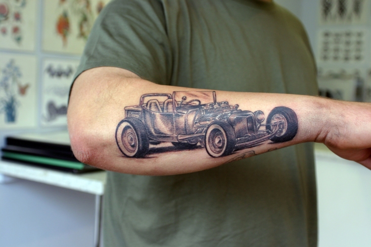 tatouage-avant-bras-homme-automobile-ancien