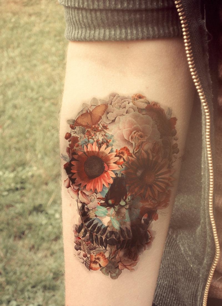 tatouage-avant-bras-homme-femme-crâne-mexicain-fleurs